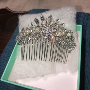 Beautiful head piece! Never used